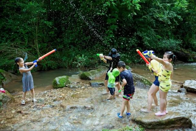 成都以西的隐秘小村，赏萤火虫、溪涧踩水、探秘溶洞…1.5h刹拢！