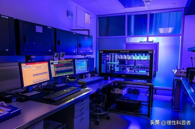 生物计算机，模拟人脑的生物功能，具有诸多的优势