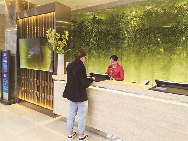 为啥现在住酒店，退房的时候，服务员不去查房了？原因有些意外