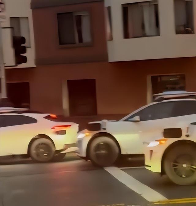 马斯克发推疯狂嘲讽！旧金山大停电，Waymo被“公开处刑”！