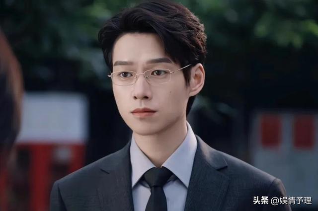 表面人模人样，做的事情却没眼看，强吻、袭胸，不过是冰山一角