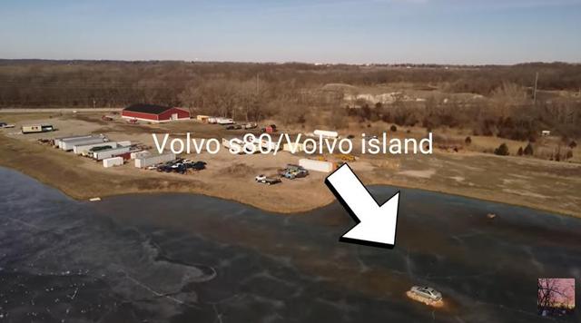 湖面上咋停了辆车，还成热门景点了？几百人来打卡，这得有多闲