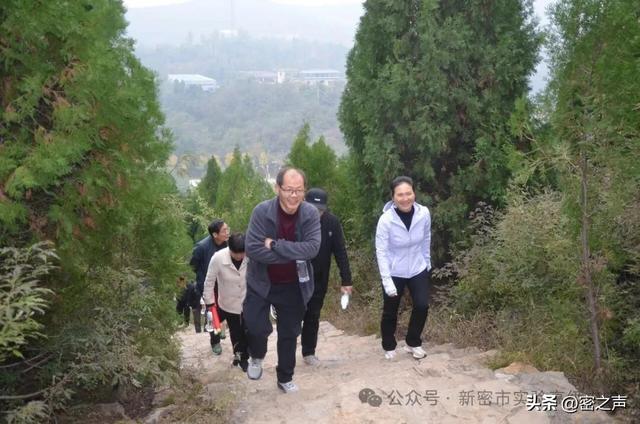 新密市实验高级中学举行重阳节登魏长城小顶山活动