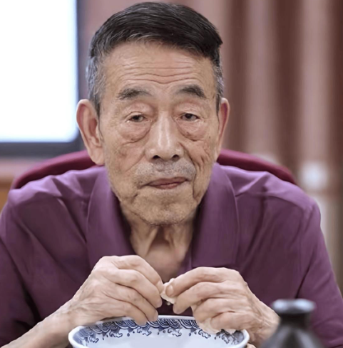 梁小龙被曝离世1天，私生活被扒底朝天	，原来他和杨少华处境一样