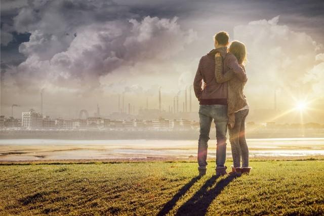 我在酒吧兼职调酒，一个风韵犹存的少妇成了常客，她只点我调的酒