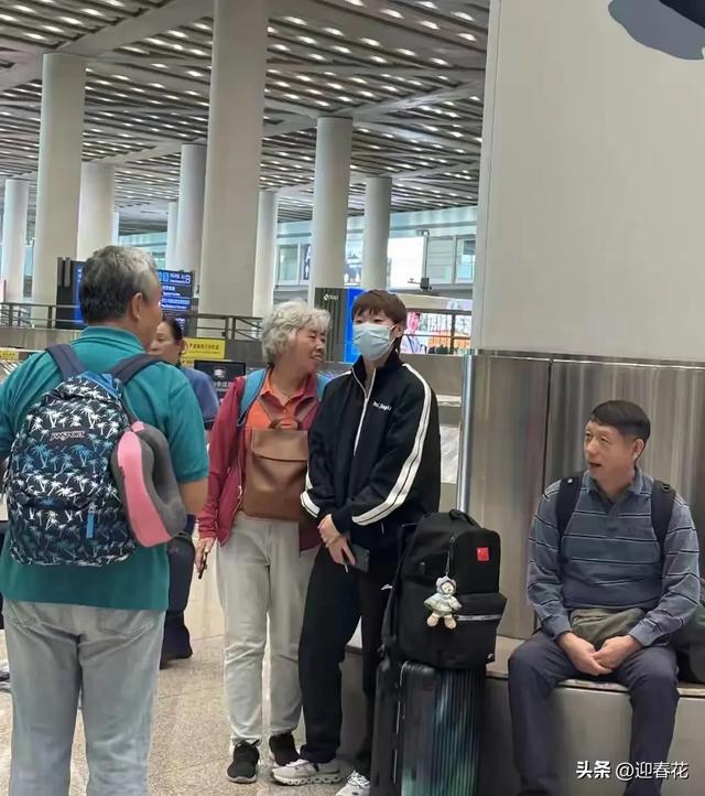 国乒回国抵达北京机场照，王曼昱被老奶奶包围，高远给小粉丝签名