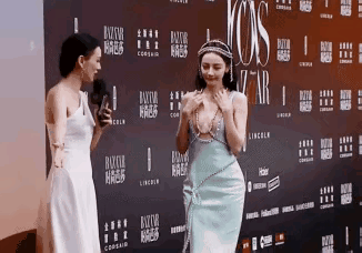 女明星自由穿搭引发争议，漏内裤，漏半乳。引发社会关注