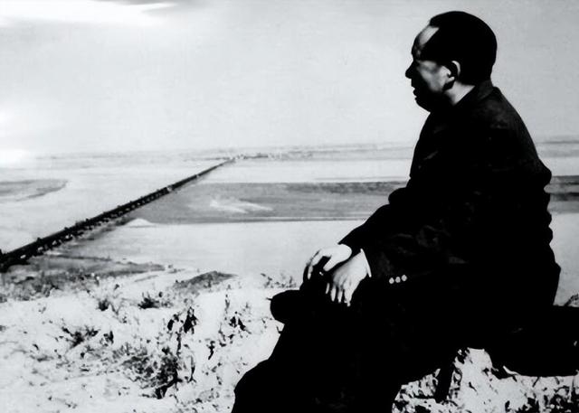 1948年毛主席东渡黄河，刚开船，毛泽东突然转身：快！给我照相