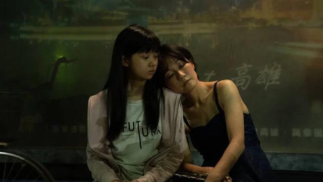还记得《俗女养成记》里的小嘉玲吗？已经16岁啦？