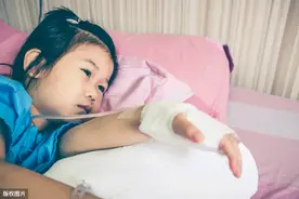 昨日安徽一小女孩在医院输液去世，引发了社会的广泛关注和讨论图片