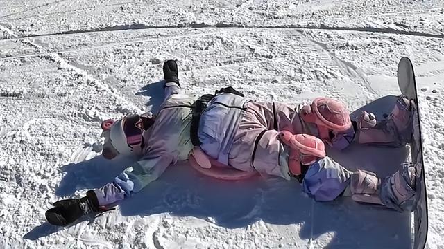 全红婵3天从雪场小白到丝滑换刃，苏翊鸣夸赞：非常有天赋，有机会可以一起滑雪！