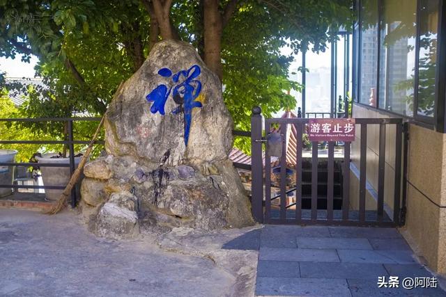 大理佛塔寺的山泉水是净化过的，老百姓不仅可以免费取，还不限量