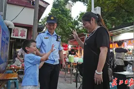 摊贩“孩子没人管”，城管办了个夜市托管班图片