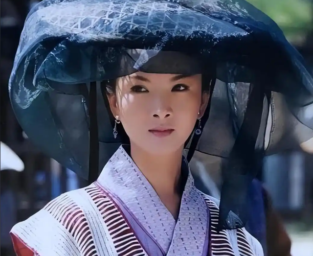 吃里扒外！13年前定居美国，回国捞金遭“驱逐”的她，52岁被笑话