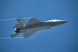 歼35亮相后，美军才发现自己被骗，说好的中型机变成重型机了？图片