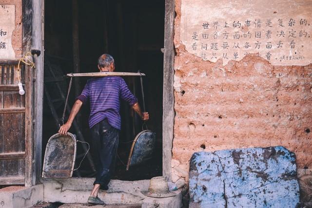 96年洪水冲垮了村子，我和女老师被困在山洞里，度过了三天三夜