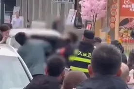 网传武大校园内游客与学生互殴 校方回应：正在处理图片