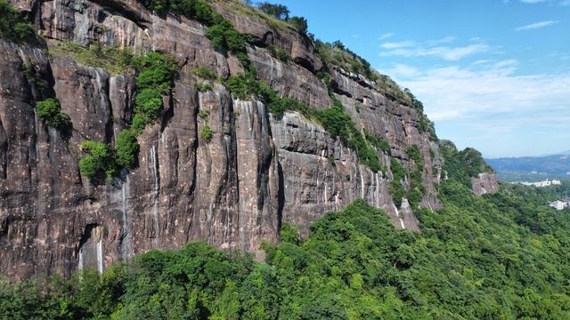 一睹金鸡岭，十年不看山？