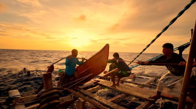 太突然！菲律宾20艘渔船“铁索连环”闯黄岩岛，马科斯这招真的狠