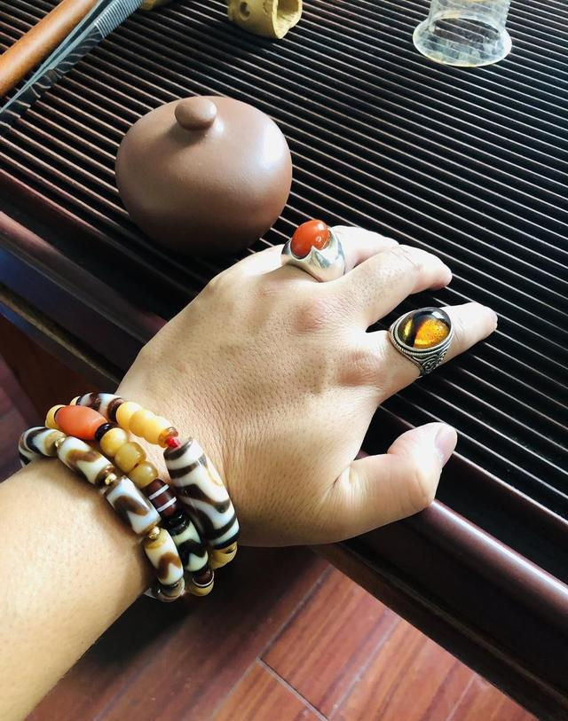 男人到了五六十岁，切忌戴天珠、青金，换成这些才不油腻显沉稳