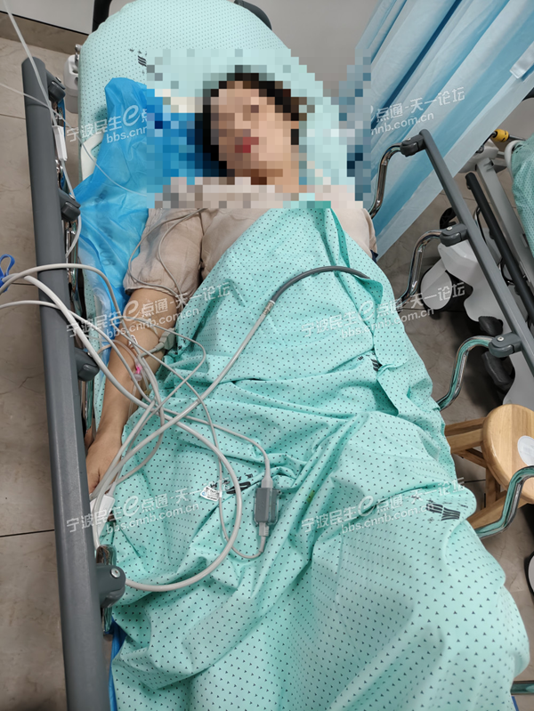 浙江宁波一特斯拉销售员展示“零百加速”功能，致车辆失控撞上桥墩，车内4名客户受伤？工作人员回应