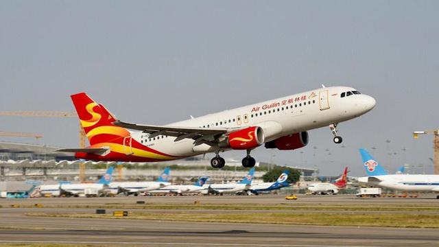 日本机场挤满了回国的人：有人提前结束行程，有人辞工返华