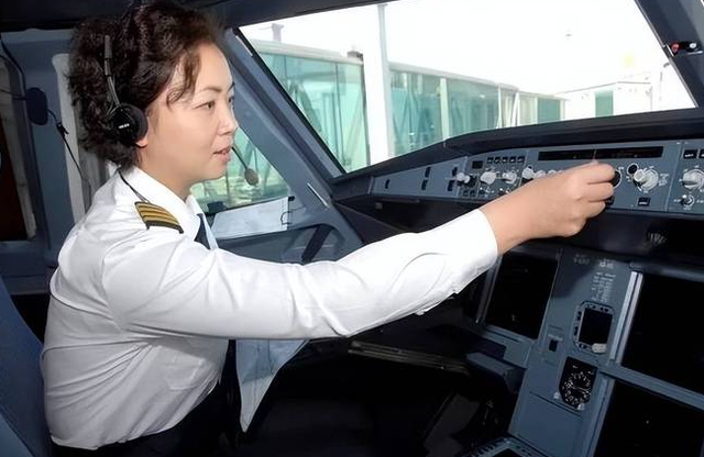 王牌女飞行员刘宇环：退役后被航空公司疯抢，成最贵民航女机长