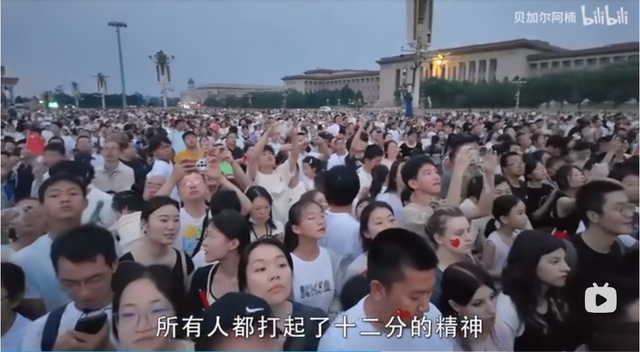 老外到北京看升国旗：穿越30年时空，重写《共和国的早晨》