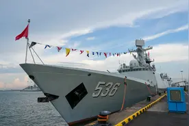 海军许昌舰在新加坡举行舰艇开放活动和甲板招待会图片
