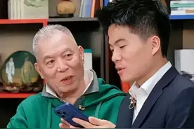 满眼是疼爱！感知幸福的能力，双向奔赴的梁晓声老师读懂了董宇辉图片