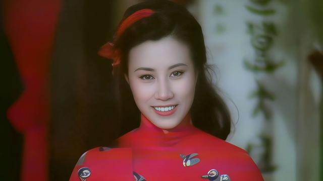 78岁连路都走不稳还开演唱会	，全网骂声一片，她却扬言回馈粉丝