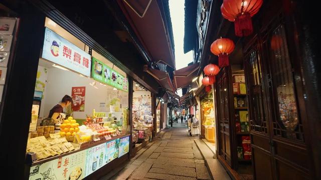 网友去上海这个古镇玩，却怀疑自己“出国”了？“感觉我才是外国人”，哈哈哈哈！
