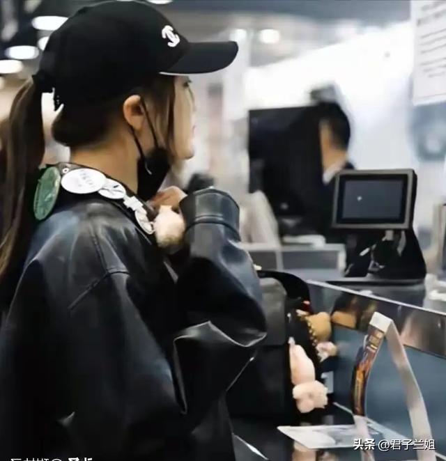 陈梦夺冠后回到北京，大胆穿搭，皮衣配吊带露出腰线，差点认不出