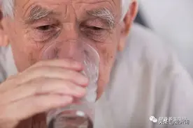 寿命长短，喝水便知？提醒：多喝水后出现这4个异常，尽早就医图片