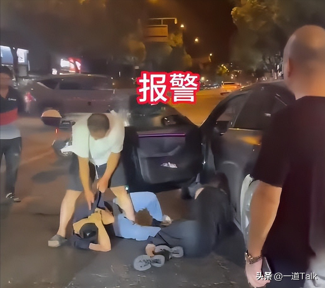 杭州男子暴打情夫后续！猛踹私处，妻子跪地求饶，猛料被扒是惯犯
