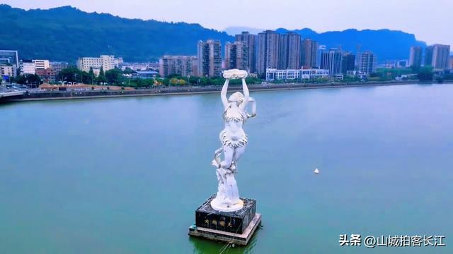 四川优雅的城市，极致美景和特色美食很多，有“天府之肺”的美誉