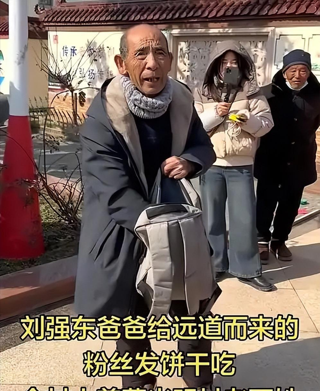 刘强东发放年货现场曝光	，令人恶心的一幕出现，当场被人制止