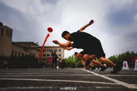 围观！一起为战友加油图片