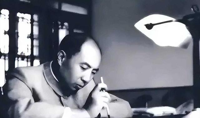 他曾是中央组织部部长，女儿嫁给了胡主席的儿子，侄子是少将