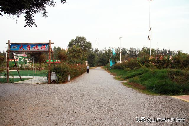 一河两路东端的烧烤场一带暮秋景色