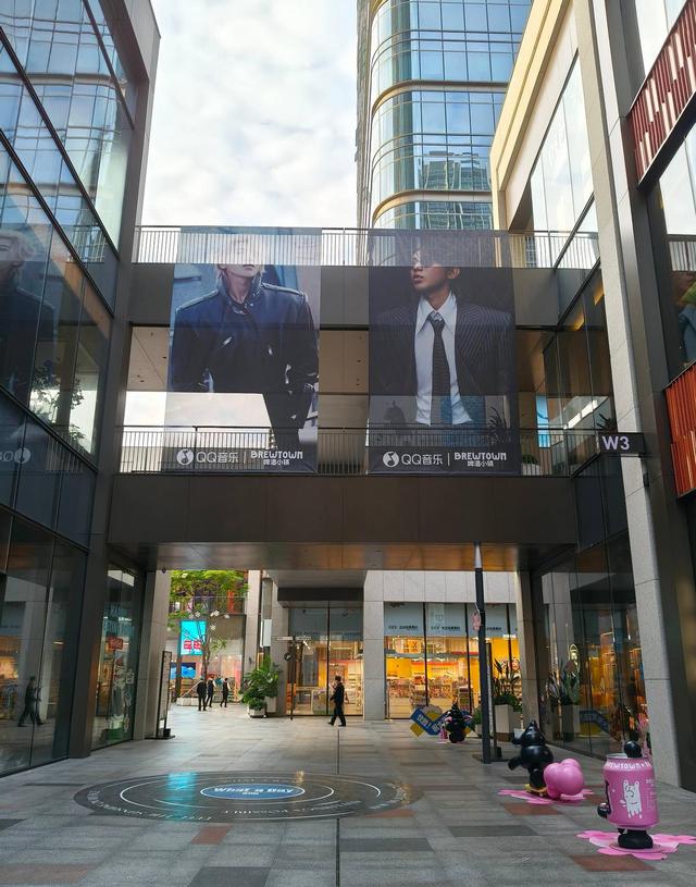 蔡徐坤新歌What a Day发布，粉丝排队买专辑	，路人却这样说