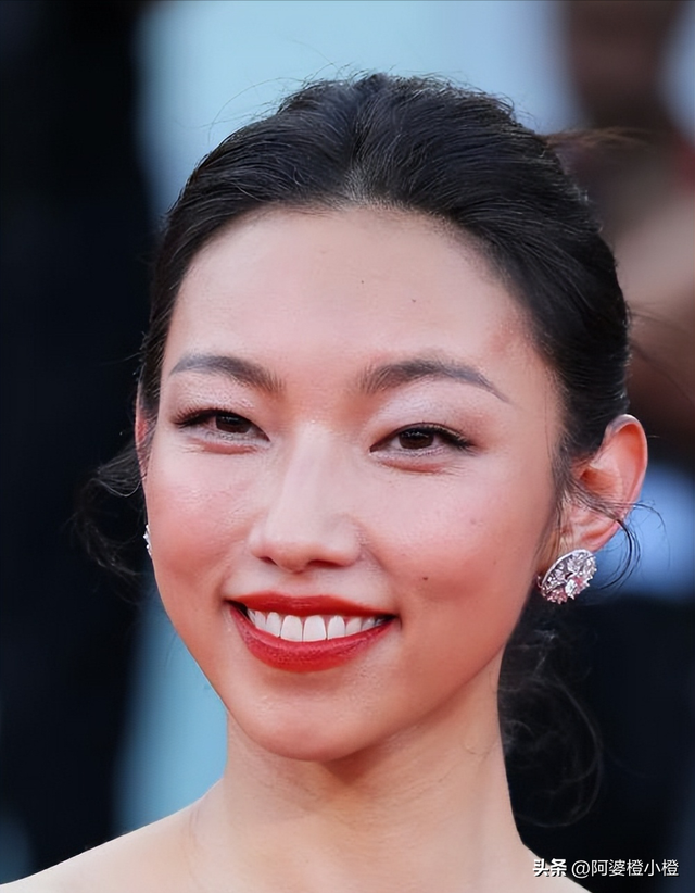 官媒发声了！中戏辟谣后，闫学晶儿子再被举报	，造假只是冰山一角