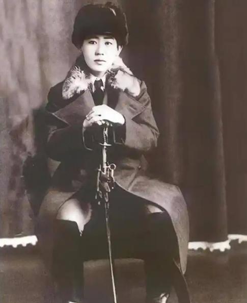 女间谍川岛芳子真实相貌：跟影视中差别太大，图4是玷污她的养父
