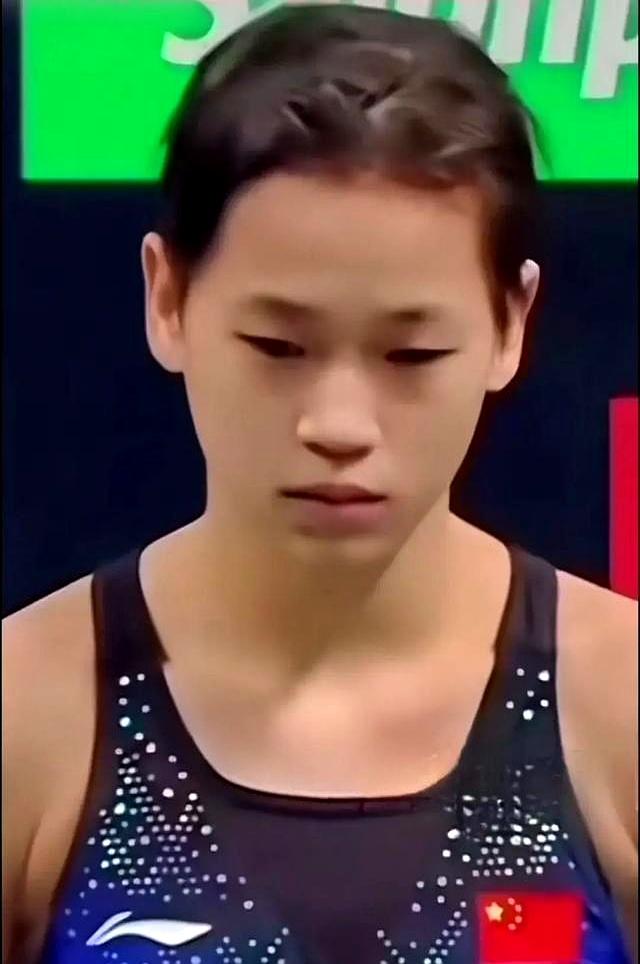 太感动的瞬间：全红婵低头找，陈若琳站起来挥 ，天衣无缝的默契