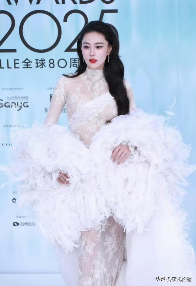 张馨予身穿重达25斤 礼服亮相，半透视黑色蕾丝连衣裙性感霸气