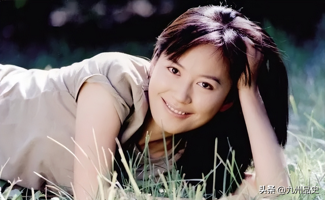 至今未婚未育，身边却有男人陪了近20年！54岁的她才是真人间清醒