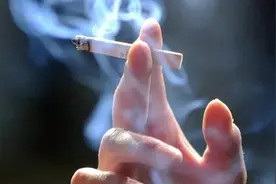无视“抽烟有害论”，男子雷打不动天天2包烟，后来他的肺怎么样图片
