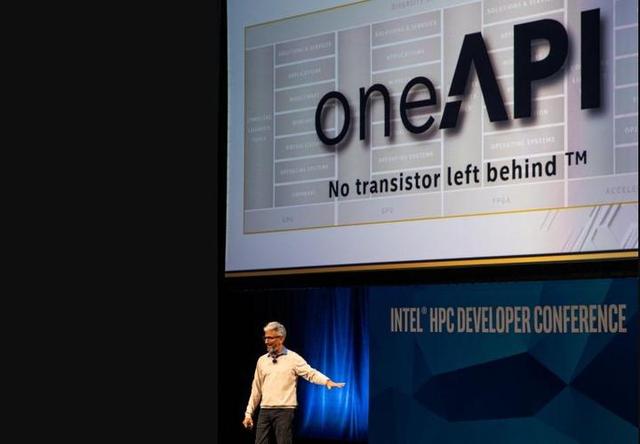 特斯拉机器人比姥姥捡菜叶还慢，摔跤闹笑话是小事，算力坑怎么补