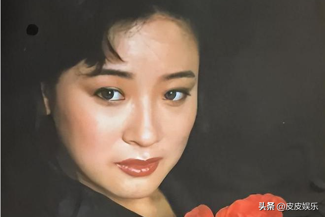 她是国家一级女演员，多次给坐轮椅丈夫戴绿帽，如今儿子也是演员
