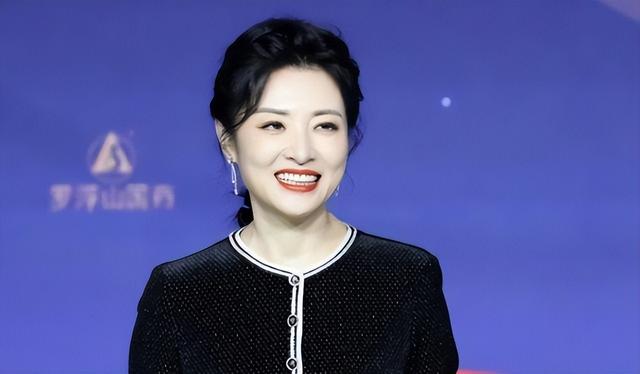 周涛：一婚嫁才子，二婚嫁富豪，53岁又换工作，她哪来的底气？